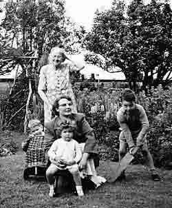 Isabella Cullen and Sims family in about 1956